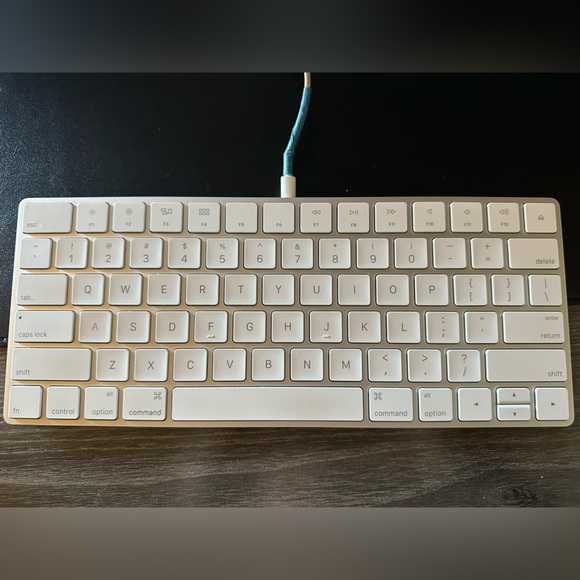 Magic Keyboard 4 - Picture 1 of 3